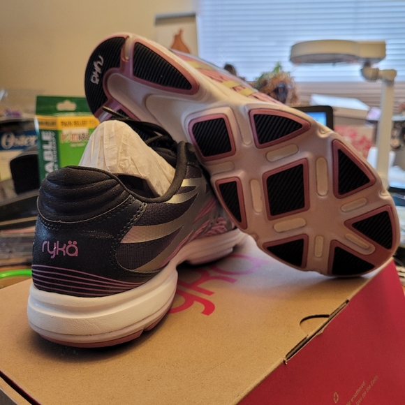 🚺 Ladies Sneakers - Picture 5 of 10